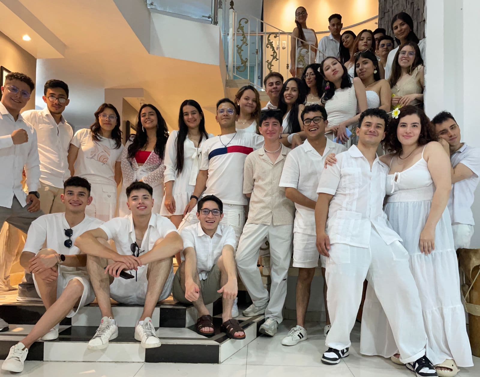 Estudiantes de ingeniería industrial colaborando